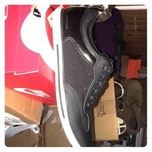 Hi. I am selling a pair of Kenneth Cole, size 10.